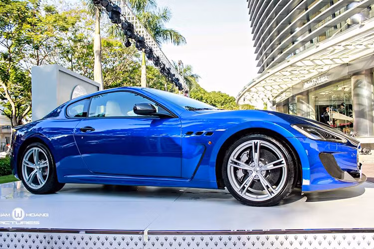  Sở hữu ngoại thất màu xanh dương nổi bật, đi cùng một vài chi tiết đặt thêm như nắp capo được chế tác từ carbon cao cấp. Về thiết kể tổng thể, bản nâng cấp 2015 không có nhiều khác biệt so với đời trước đó. 