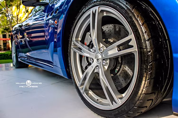 Nội thất bên trong Maserati GranTurismo MC Stradale 2015 chính hãng đầu tiên về Việt Nam là sự kết hợp giữa màu trắng kem và đen. Dòng chữ Maserati GranTurismo MC Stradale được khắc nổi bật ngay tại vị trí bậu cửa lên xuống.