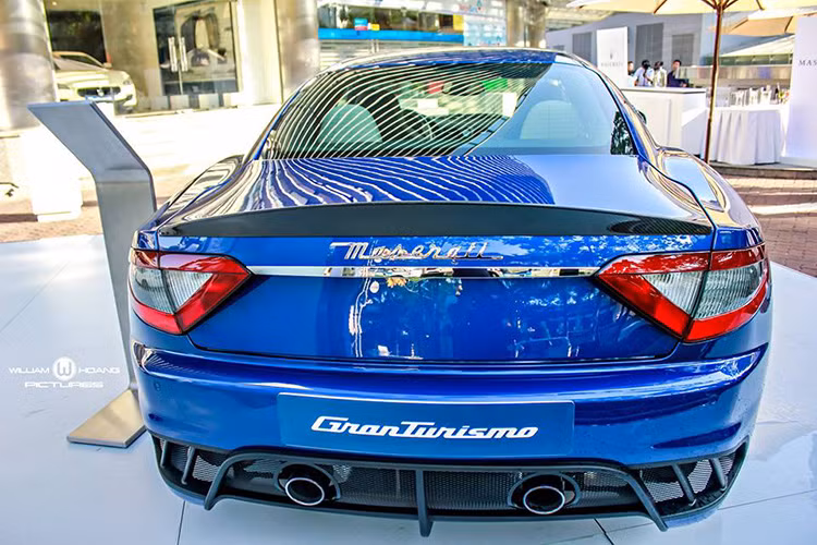 Dè sau của xe được trang bị với màu xanh cùng tông màu thân xe, phía dưới là hệ thống thông gió dạng lưới nhỏ, đi kèm với đó là hệ thống ống xả đôi đặt đối xứng mạnh mẽ.