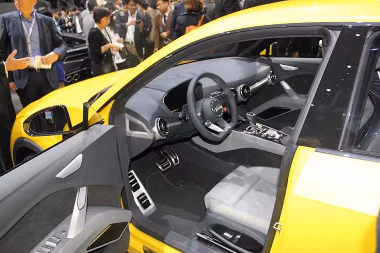 Bên trong nội thất của Audi Q4 hoàn toàn mới dự kiến sẽ có hàng loạt tính năng hiện đại như bảng đồng hồ kỹ thuật số với màn hình full-HD, tính năng điều khiển bằng cử chỉ, màn hình cảm ứng 9,2 inch của hệ thống thông tin giải trí và khay sạc điện thoại thông minh.