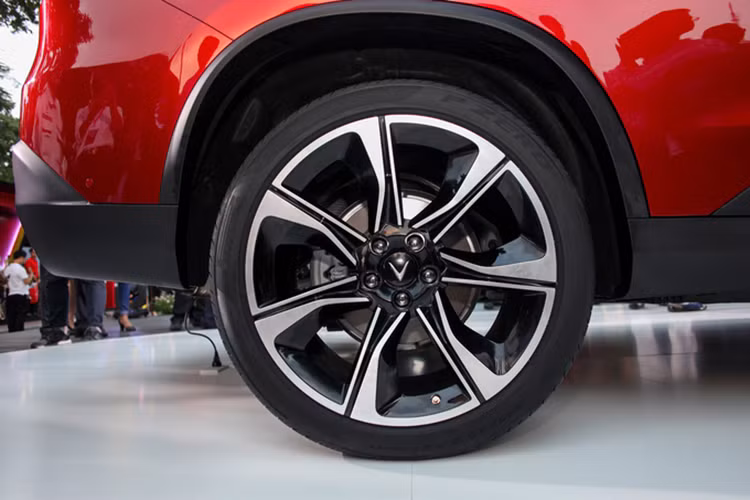 Bên sườn của xe có thiết kế khá đơn giản với đường dập gân nhẹ nối từ đèn pha đến đèn hậu. Bộ vành la-zăng hợp kim 7 chấu phối 2 màu mang đến vẻ thể thao cho mẫu xe này. Nóc của Lux SA2.0 vuốt thẳng về phía sau, tạo độ cứng cáp chuẩn SUV, ngoài ra xe cũng có thêm giá nóc trang trí bên trên.