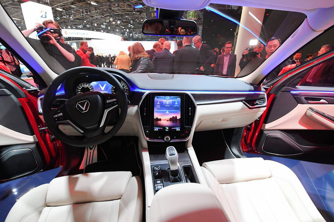 Bên trong nội thất xe khá rộng rãi với 7 chỗ ngồi. Bảng điều khiển trung tâm trang bị màn hình cảm ứng 10,4 inch đặt dọc cho hệ thống thông tin giải trí. Vô-lăng của xe được bọc da, thiết kế 3 chấu thể thao. Bảng đồng hồ lắp đồng hồ 7 inch với chức năng MirrorLink và tích hợp dẫn đường, kèm ứng dụng kết nối Apple CarPlay và Android Auto.