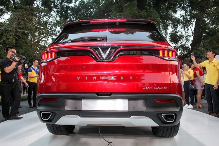 Phần đuôi xe với cụm đèn hậu led với thiết kế kéo dài vào giữa cửa cốp và bao quanh biểu tượng chữ V, các chi tiết logo tên xe và nhà sản xuất Vinfast cũng xuất hiện phía dưới. Ốp cản sau màu đen, ốp bảo vệ gầm màu bạc cùng hai ống xả mang đến sự khỏe khoắn cho Lux SA2.0.