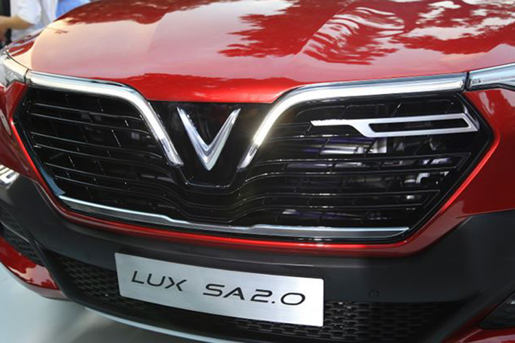 Mẫu xe SUV VinFast Lux SA2.0 này sở hữu ngoại hình khá ấn tượng, đặc biệt ở phần đầu xe. Cụ thể là cụm lưới tản nhiệt hình lục giác, hai bên là dải đèn LED định vị ban ngày. Chính giữa là logo chữ V của thương hiệu ôtô Việt Nam, cụm đèn pha chính của xe đặt khá thấp cùng hốc gió thiết kế dạng mắt lưới tổ ong trên phía cản trước.