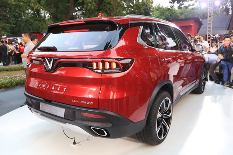 Lux SA2.0 sở hữu khối động cơ xăng tăng áp 2 lít 4 xi-lanh thẳng hàng, công suất 228 mã lực ở vòng tua máy từ 5.000-6.000 vòng/phút, mô-men xoắn cực đại 350 Nm tại vòng tua máy từ 1.750-4.500 vòng/phút. Hộp số tự động 8 cấp, tùy chọn dẫn động cầu sau hoặc hai cầu. Xe đạt tiêu chuẩn khí thải Euro V theo công bố của VinFast.