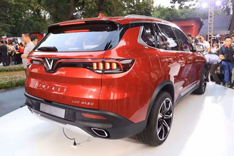 Lux SA2.0 sở hữu khối động cơ xăng tăng áp 2 lít 4 xi-lanh thẳng hàng, công suất 228 mã lực ở vòng tua máy từ 5.000-6.000 vòng/phút, mô-men xoắn cực đại 350 Nm tại vòng tua máy từ 1.750-4.500 vòng/phút. Hộp số tự động 8 cấp, tùy chọn dẫn động cầu sau hoặc hai cầu. Xe đạt tiêu chuẩn khí thải Euro V theo công bố của VinFast.