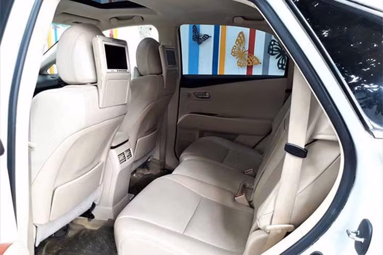 Mẫu xe RX450h pphiên bản 2009 này khá khác biệt so với phiên bản tiêu chuẩn khác vào thời điểm đó, khi sử dụng hệ thống Lexus Hybrid Drive kết hợp với động cơ xăng V6 3.5L giúp sản sinh công suất tối đa 295 mã lực, hộp số tự động 6 cấp. Xe sử dụng hệ dẫn động Hybrid AWD.