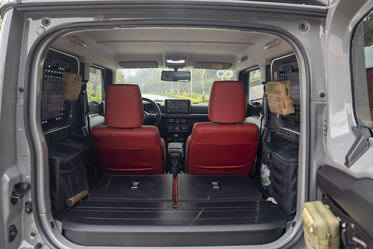 Với khoảng sáng gầm xe 210 mm và góc tới, góc vượt đỉnh dốc, góc thoát lần lượt là 37, 28 và 49 độ, Jimny có thể dễ dàng vượt qua các địa hình hiểm trở. Đặc biệt, bán kính quay vòng tối thiểu chỉ 4,9 mét giúp chiếc xe có thể xoay sở tốt trong phố xá chật hẹp hoặc bãi đậu xe.