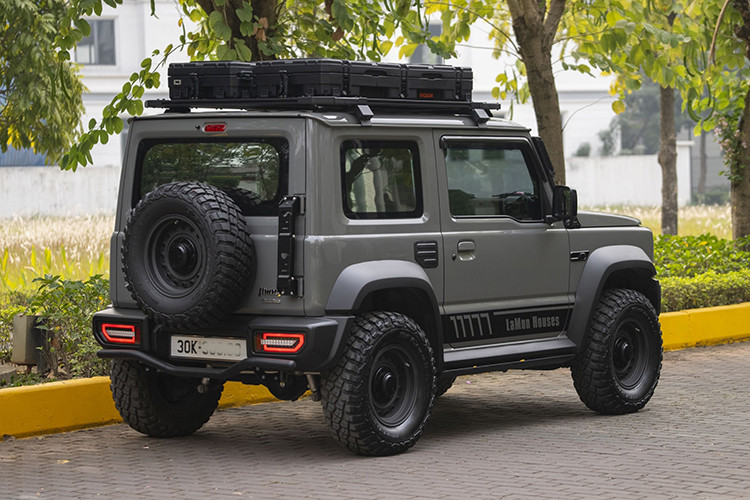 Mức giá xe Suzuki Jimny 2024 bán ra khoảng gần 800 triệu đồng (chưa bao gồm phí lăn bánh), mẫu xe này ngang ngửa với nhiều crossover hạng C nhưng lại sở hữu kích thước khiêm tốn hơn. Tuy nhiên, điều đó không làm giảm sức hút của Jimny trong mắt dân chơi xe.