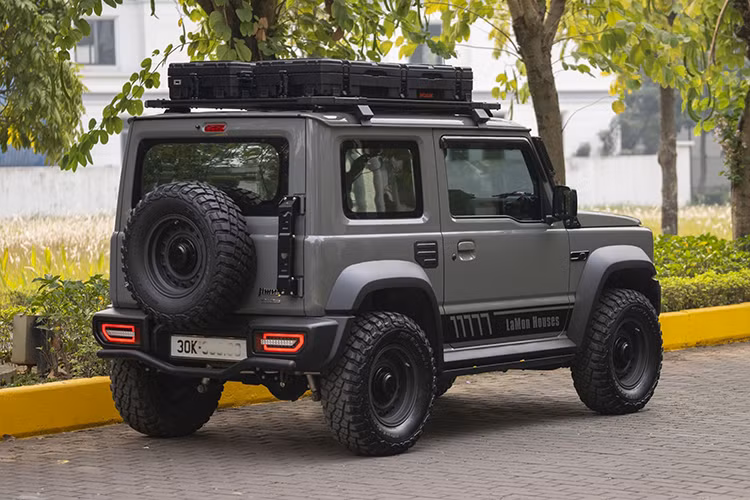 Mức giá xe Suzuki Jimny 2024 bán ra khoảng gần 800 triệu đồng (chưa bao gồm phí lăn bánh), mẫu xe này ngang ngửa với nhiều crossover hạng C nhưng lại sở hữu kích thước khiêm tốn hơn. Tuy nhiên, điều đó không làm giảm sức hút của Jimny trong mắt dân chơi xe.