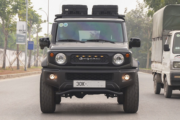 Dù không sử dụng cho mục đích off-road, bản độ này vẫn toát lên tinh thần của một chiếc SUV địa hình thực thụ, đáp ứng hoàn hảo thú vui của những tín đồ mê xe tại Việt Nam.