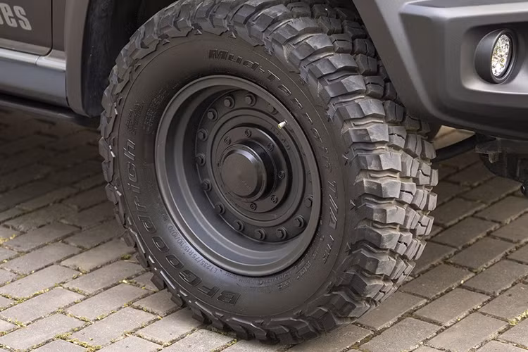 Trên trần xe, chủ nhân trang bị thêm giá nóc và thùng đựng đồ, dù chiếc Jimny chưa từng được sử dụng cho các chuyến đi dã ngoại. Đèn hậu LED, mặt ca-lăng mới cùng với ống thở cũng được bổ sung, tăng cường khả năng lội nước và làm nổi bật phong cách off-road.