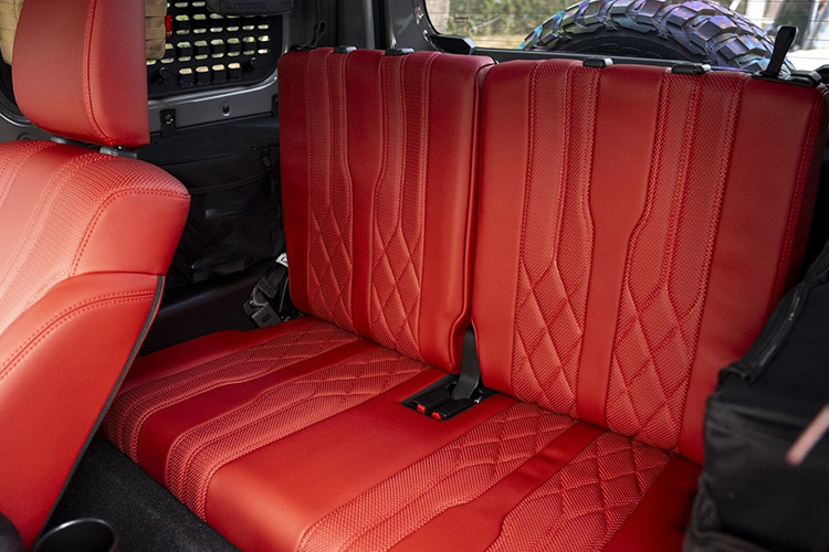 Suzuki Jimny được trang bị động cơ K15B 1.5L, công suất 101 mã lực và mô-men xoắn 130 Nm kết hợp với hộp số tự động 4 cấp. Hệ dẫn động bốn bánh bán thời gian AllGrip Pro với chế độ cầu chậm cho phép chuyển đổi linh hoạt giữa một cầu và hai cầu, tăng khả năng bám đường trong các điều kiện khó khăn.