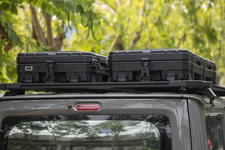 Điển hình là chủ sở hữu chiếc Suzuki Jimny độ khủng trong bài viết này, không ngần ngại chi thêm gần 300 triệu đồng để nâng cấp xe từ trong ra ngoài, biến chiếc xe trở thành một bản độ độc đáo và "chất chơi". Điều đáng chú ý, chiếc xe này chỉ sử dụng để đi trong phố, không chạy địa hình hay camping như thiết kế nguyên bản.