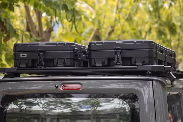 Điển hình là chủ sở hữu chiếc Suzuki Jimny độ khủng trong bài viết này, không ngần ngại chi thêm gần 300 triệu đồng để nâng cấp xe từ trong ra ngoài, biến chiếc xe trở thành một bản độ độc đáo và "chất chơi". Điều đáng chú ý, chiếc xe này chỉ sử dụng để đi trong phố, không chạy địa hình hay camping như thiết kế nguyên bản.