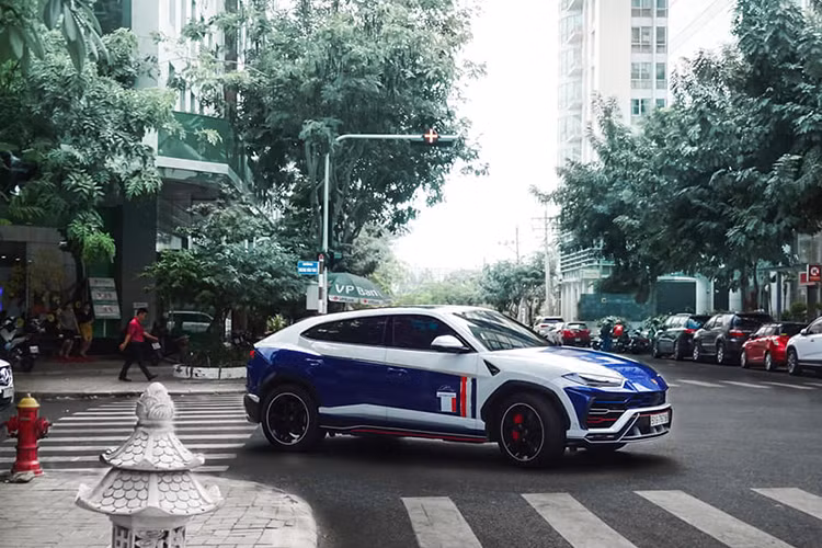 Cụ thể, chiếc siêu SUV Lamborghini Urus của Minh Nhựa đã được thay đổi màu sơn từ màu chrome sang màu trắng xanh gần giống với phong cách của chiếc siêu xe Lamborghini Aventador SV Coupe mà trước đó vị đại gia này từng sở hữu.