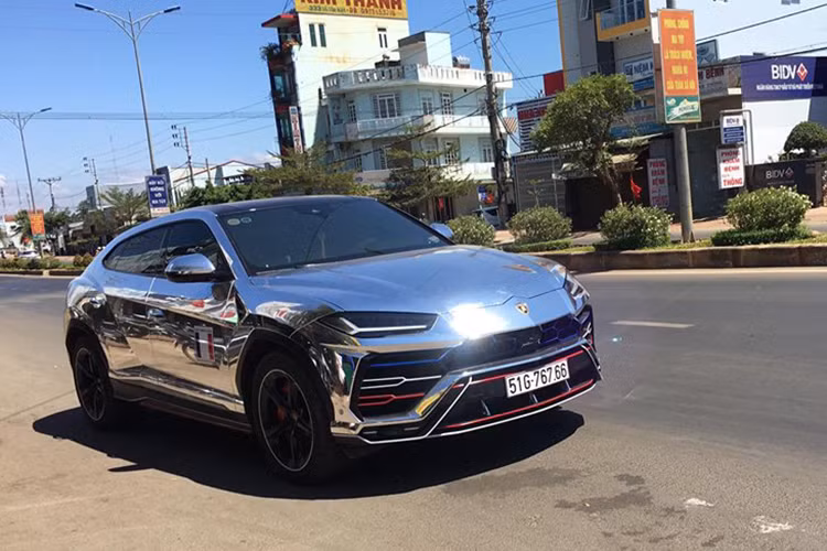 Như vậy, kể từ khi về nước và thuộc sở hữu của đại gia Minh Nhựa, chiếc Urus này đã trải qua 2 lần thay đổi ngoại thất. Ban đầu, chiếc siêu SUV có màu trắng tinh khôi, sau đó trước Tết nguyên đán được chuyển sang màu chrome sáng bóng và mới đây thì là màu trắng xanh hiện đại.