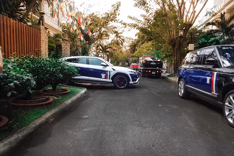 Có đến 6 chế độ lái dành cho Lamborghini Urus của Minh Nhựa và được hoạt động thông qua lựa chọn lái Anima. 3 chế độ lái Strada (đường phố), Sport (thể thao) và Corsa (đường đua) khá quen thuộc trên các siêu xe của hãng. Ngoài ra, 3 chế độ mới tinh là Sabbia (đường cát), Terra (việt dã) và Neve (tuyết) dành cho mẫu siêu SUV đắt giá này.