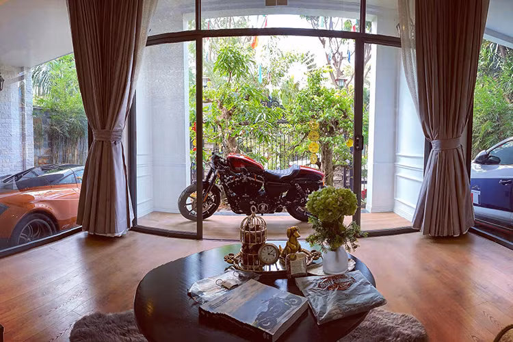 Ngoài siêu SUV Lamborghini Urus, bộ sưu tập siêu xe của Minh Nhựa còn có các mẫu xe "khủng" khác như siêu xe Pagani Huayra có giá hơn 80 tỷ đồng, xe siêu sang Rolls-Royce Ghost biển cặp 38 cùng 2 chiếc SUV khác là Range Rover phiên bản cũ và chiếc Range Rover Autobiography LWB đời 2018. Mới đây, đại gia siêu xe này còn tậu chiếc Harley-Davidson Iron 883 Cafe Racer phiên bản giới hạn 100 chiếc.