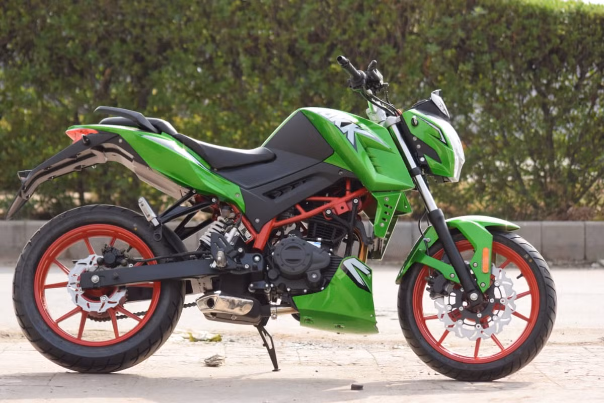 Hệ thống treo trước của xe là loại phuộc ống lồng thường thay vì phuộc hành trình ngược cao cấp của WP. Phía sau xe được trang bị giảm sóc đơn sơn màu trắng, đi kèm với đó là bộ vành mâm đúc sơn màu đỏ cùng phanh đĩa trước và sau nhưng không có hệ thống chống bó cứng ABS.