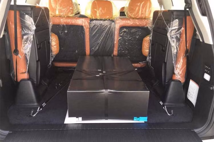 Ngoài ra, xe còn trang bị chế độ lựa chọn địa hình Multi Terrain Select dành riêng cho việc điều khiển xe qua các loại địa hình phức tạp khác nhau. Trang bị an toàn bao gồm; 10 túi khí, hệ thống chống bó cứng phanh, hệ thống cảnh báo điểm mù, ổn định thân xe, hệ thống kiểm soát độ bám đường chủ động, hỗ trợ phanh khẩn cấp...