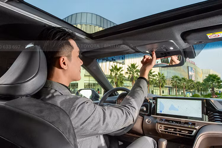 Ngoài ra, màn hình cảm ứng đa phương tiện đã được tăng kích thước lên 12.3 inch mang lại trải nghiệm rõ nét và kết nối điện thoại thông minh không dây tiện nghi hơn. Cửa sổ trời toàn cảnh được mở rộng tối đa mang lại ánh sáng tự nhiên phủ khắp không gian và mọi vị trí ngồi trên xe.