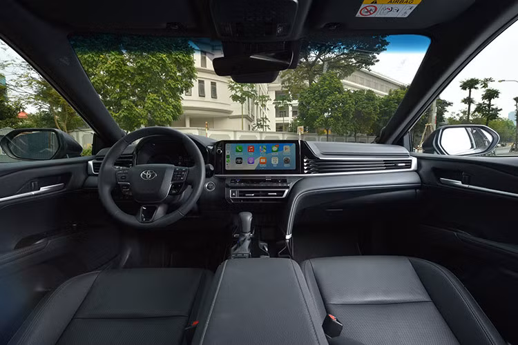Không gian nội thất của Camry hoàn toàn mới nổi bật với phong cách đơn giản và hiện đại. Màn hình giải trí được bố trí theo nghệ thuật tạo hình cây đàn guitar. Ngời ra, xe còn được nâng cấp công nghệ cho phép cá nhân hóa phần cài đặt.
