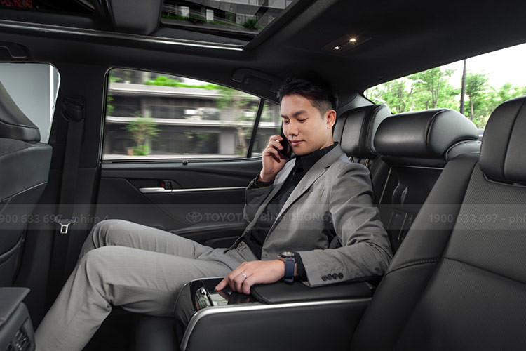 Toyota Camry hoàn toàn mới được trang bị hệ thống Toyota Hybrid thế hệ thứ 5 với động cơ điện được tinh chỉnh mang lại hiệu suất cao đồng thời đảm bảo sự êm ái khi vận hành. Ngoài ra, xe vẫn được cung cấp bản xăng thường 2.0L cho những người dùng muốn sử dụng xe chạy động cơ đốt trong truyền thống.