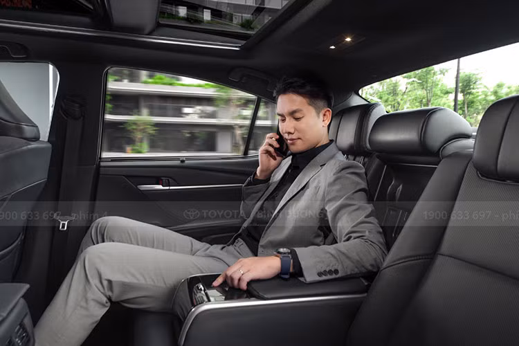 Toyota Camry hoàn toàn mới được trang bị hệ thống Toyota Hybrid thế hệ thứ 5 với động cơ điện được tinh chỉnh mang lại hiệu suất cao đồng thời đảm bảo sự êm ái khi vận hành. Ngoài ra, xe vẫn được cung cấp bản xăng thường 2.0L cho những người dùng muốn sử dụng xe chạy động cơ đốt trong truyền thống.