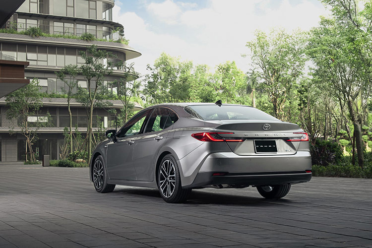 Ngoại thất của Camry 2025 được lột xác với thiết kế mới giàu cảm xúc, trẻ trung hơn, thể thao. Thiết kế phần đầu xe được lấy cảm hứng từ hình ảnh mạnh mẽ của “Cá mập đầu búa” với lưới tản nhiệt họa tiết kim cương mở rộng sang hai bên tạo nên vẻ ngoài bề thế và đầy uy lực.