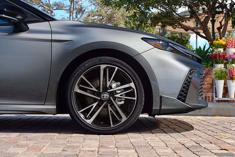 Ngoài ra, cột C của mẫu xe sedan cỡ D - Toyota Camry hoàn toàn mới 2024 được hạ thấp và phần mở rộng cửa sổ được kéo dài về phía sau để tạo sự liền mạch và mượt mà trong thiết kế.