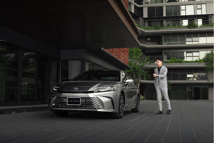 Phanh hỗ trợ đỗ xe sẽ đưa ra cảnh báo (âm thanh), giảm công suất động cơ, tự động phanh khi phát hiện có vật thể tĩnh (phía trước và phía sau) hoặc phương tiện tiếp cận từ phía sau xe giúp khách hàng hạn chế va chạm và lái xe/đỗ xe an toàn ở tốc độ thấp. 