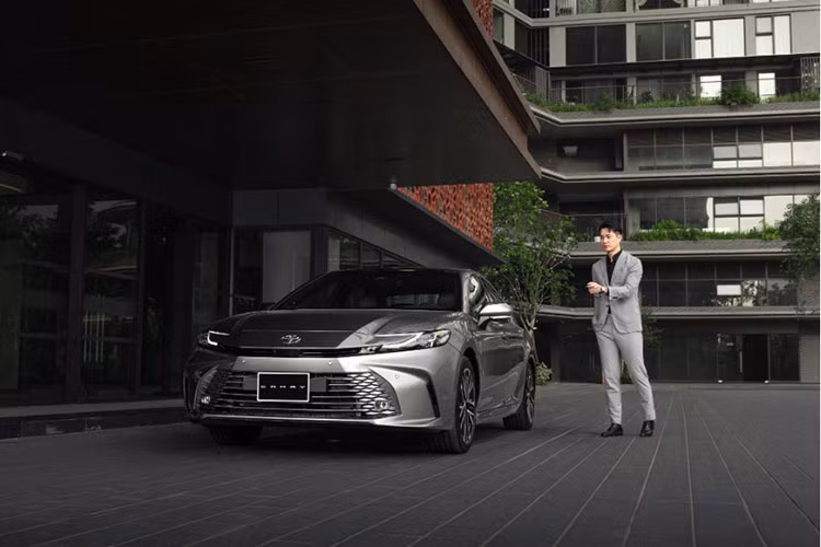 Phanh hỗ trợ đỗ xe sẽ đưa ra cảnh báo (âm thanh), giảm công suất động cơ, tự động phanh khi phát hiện có vật thể tĩnh (phía trước và phía sau) hoặc phương tiện tiếp cận từ phía sau xe giúp khách hàng hạn chế va chạm và lái xe/đỗ xe an toàn ở tốc độ thấp. 