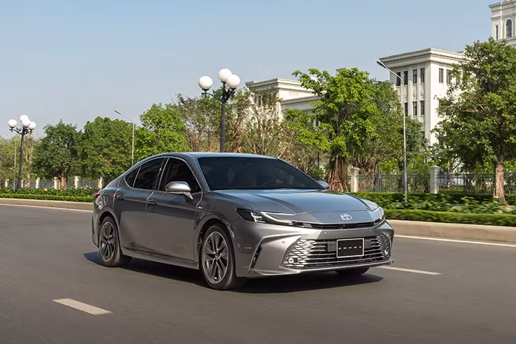 Hỗ trợ ra khỏi xe an toàn sẽ đưa ra cảnh báo trên gương chiếu hậu ngoài xe, màn hình đa thông tin, kết hợp âm thanh cảnh báo qua đó hỗ trợ tránh va chạm, giảm thiểu thiệt hại tối đa với phương tiện tiếp cận từ phía sau.