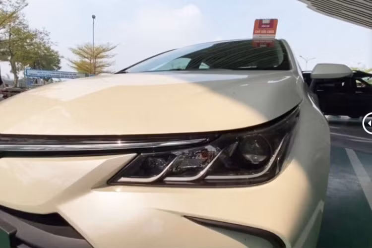 Mới đây, một chiếc Toyota Corolla Altis thế hệ mới đã xuất hiện tại xưởng dịch vụ của đại lý Toyota Việt Nam. Mẫu xe lạ này nhanh chóng nhận được sự quan tâm của cộng đồng yêu thích Toyota Corolla Altis trong nước. Xe sử dụng nền tảng khung gầm hoàn toàn mới TNGA giống nhiều dòng xe của hãng hiện nay.