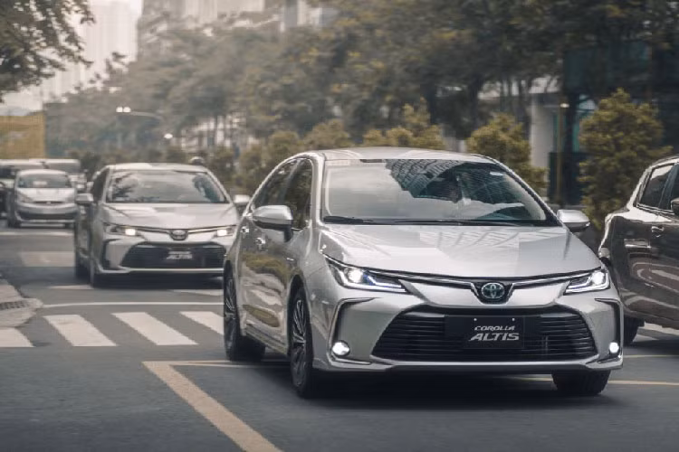 Được biết, chiếc Toyota Corolla Altis 2022 xuất hiện mới đây là xe nhập khẩu nguyên chiếc từ Trung Đông và nhiều khả năng đây là xe của đại sứ quán nhập về như chia sẻ của người quay video. Mức giá xe Toyota Corolla XLi 2022 không được tiết lộ, rất có thể mẫu sedan hạng C này sẽ xuất hiện vào cuối năm nay hoặc đầu năm sau.