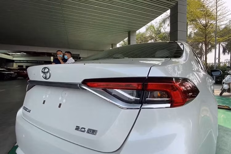 Thông số kích thước của chiếc xe sedan hạng C này gồm chiều Dài x Rộng x Cao lần lượt là 4.640 x 1.780 x 1.435 (mm), chiều dài cơ sở đạt 2.700 mm. đầu xe được cải tiến, lưới tản nhiệt mở rộng hơn khá giống Camry. Hệ thống đèn pha dạng LED Projector, dải crom nối liền vắt ngang qua logo khá ấn tượng của Toyota Corolla Altis mới.