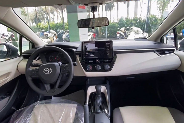 Do không phải bản cao cấp nên bộ la-zăng của xe khá đơn giản, gương chiếu hậu đã rời khỏi trụ A để giúp tầm nhìn của người lái thoáng rộng hơn. Đuôi xe Toyota Corolla XLi là cụm đèn hậu LED thanh mảnh hơn, cốp xe tạo thành cánh hướng gió thể thao cũng là điểm nhấn của chiếc xe này.