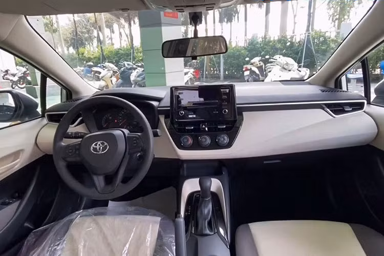 Do không phải bản cao cấp nên bộ la-zăng của xe khá đơn giản, gương chiếu hậu đã rời khỏi trụ A để giúp tầm nhìn của người lái thoáng rộng hơn. Đuôi xe Toyota Corolla XLi là cụm đèn hậu LED thanh mảnh hơn, cốp xe tạo thành cánh hướng gió thể thao cũng là điểm nhấn của chiếc xe này.