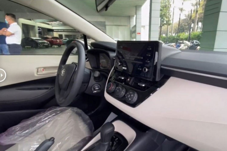 Toyota Corolla Altis 2022 mới được nhập về Việt Nam là phiên bản tiêu chuẩn nên những trang bị trong khoang lái tương đối khiêm tốn. Mẫu xe này không có màn hình giải trí mà chỉ là dạng đầu đĩa ẩn bên trong khu vực bảng táp-lô.