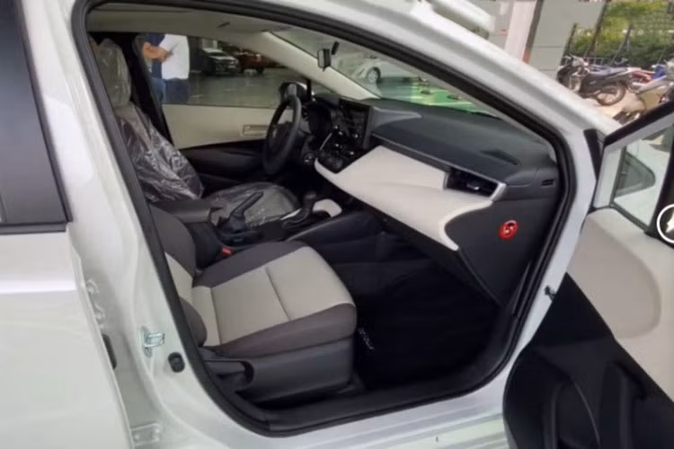 Bên cạnh đó, Toyota Corolla XLi 2022 chỉ có điều hòa chỉnh cơ, ghế ngồi bọc nỉ sáng màu chỉnh cơ, ghế sau không có bệ tỳ tay nhưng được bổ sung cửa gió điều hòa. Những tiện nghi khác của xe cũng rất nghèo nàn như: gạt mưa gián đoạn, chìa khóa, phanh tay cơ và bảng đồng hồ sau vô-lăng cũng tương tự.