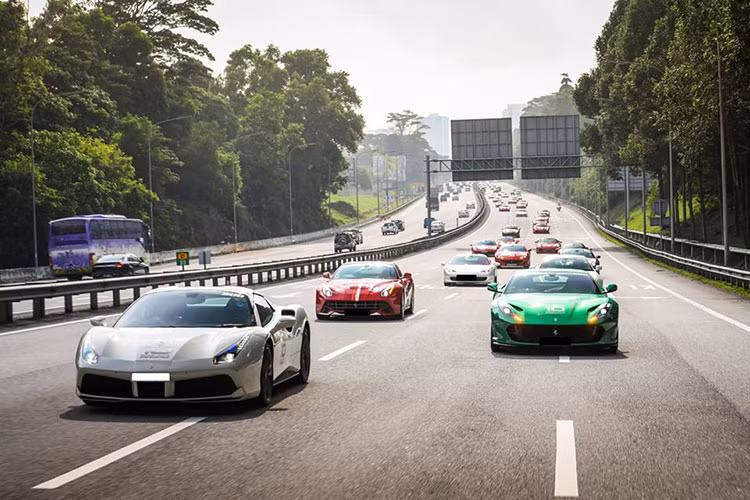 Khi xuất hiện trên đường phố thủ đô Kuala Lumpur của Malaysia, đoàn siêu xe "ngựa chồm" với hơn 50 chiếc Ferrari của nhà giàu Singapore đã gây nên cảnh tắc đường siêu xe rất thú vị. Đoàn xe xếp hàng 2 hàng di chuyển rồng rắn trên đường phố của Malaysia.
