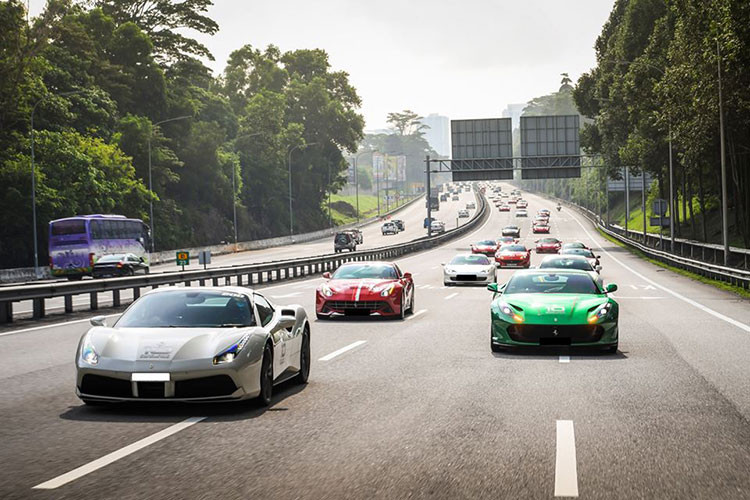 Khi xuất hiện trên đường phố thủ đô Kuala Lumpur của Malaysia, đoàn siêu xe "ngựa chồm" với hơn 50 chiếc Ferrari của nhà giàu Singapore đã gây nên cảnh tắc đường siêu xe rất thú vị. Đoàn xe xếp hàng 2 hàng di chuyển rồng rắn trên đường phố của Malaysia.