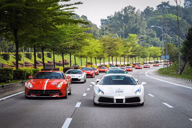 Trên thế giới, siêu xe hàng hiếm Ferrari F12tdf chỉ có đúng 799 chiếc được sản xuất. Riêng giới nhà giàu tại Singapore được cho sở hữu không dưới 5 chiếc. Dàn Ferrari của giới nhà giàu Singapore sang Malaysia gần đây đa số đều có ngoại thất sơn màu đỏ rất nổi bật.