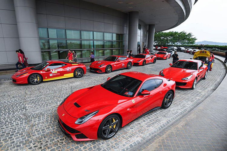 Các thành viên trong đoàn Ferrari Singapore khi đến Malaysia tham dự vào buổi ra mắt dòng xe Ferrari F8 Tributo. Phải đến tháng 9 năm nay, giới nhà giàu Singapore mới được chính thức ra mắt Ferrari F8 Tributo.
