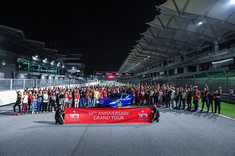 Siêu xe Ferrari F8 Tributo cũng được đem đến đường đua Sepang cho các tay chơi lắm tiền của Singapore trải nghiệm thực tế.