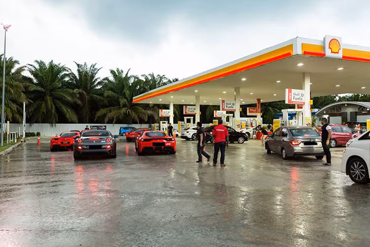 Trong đoàn siêu xe Ferrari của Singapore sang Malaysia có số lượng nhiều nhất là Ferrari 488 GTB, ngoài ra còn có các phiên bản như Ferrari 458 Speciale, Ferrari 458 Spider, Ferrari 458 Italia, Ferrari GTC4Lusso, Ferrari 812 Superfast hay siêu xe hàng hiếm Ferrari F12tdf mang màu xanh rất đẹp mắt.