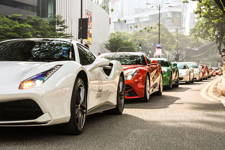 Đoàn xe Ferrari Singapore di chuyển với hơn 50 chiếc.