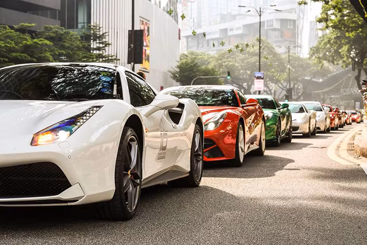 Đoàn xe Ferrari Singapore di chuyển với hơn 50 chiếc.