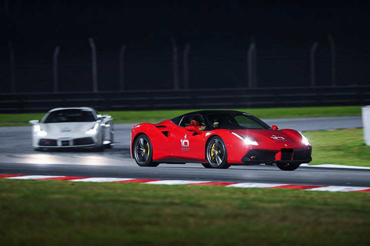 Sau đó đoàn di chuyển đến đường đua Sepang. Tại đây các thành viên có những màn chạy track dưới sự hướng dẫn của các tay đua chuyên nghiệp đến từ hãng siêu xe Ferrari.
